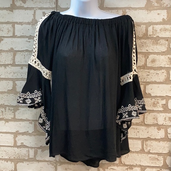 She and Sky Tops - Black top w white embroidery. Size XL